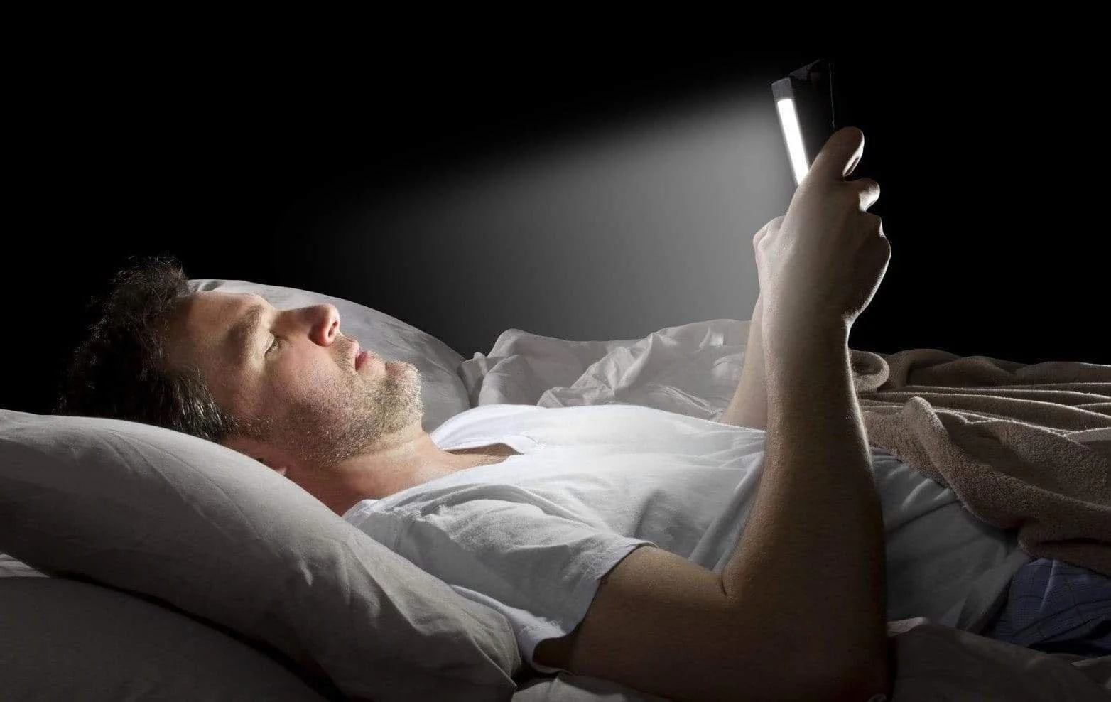 blue-light-from-screens-may-not-actually-disrupt-sleep-patterns-as-commonly-believed