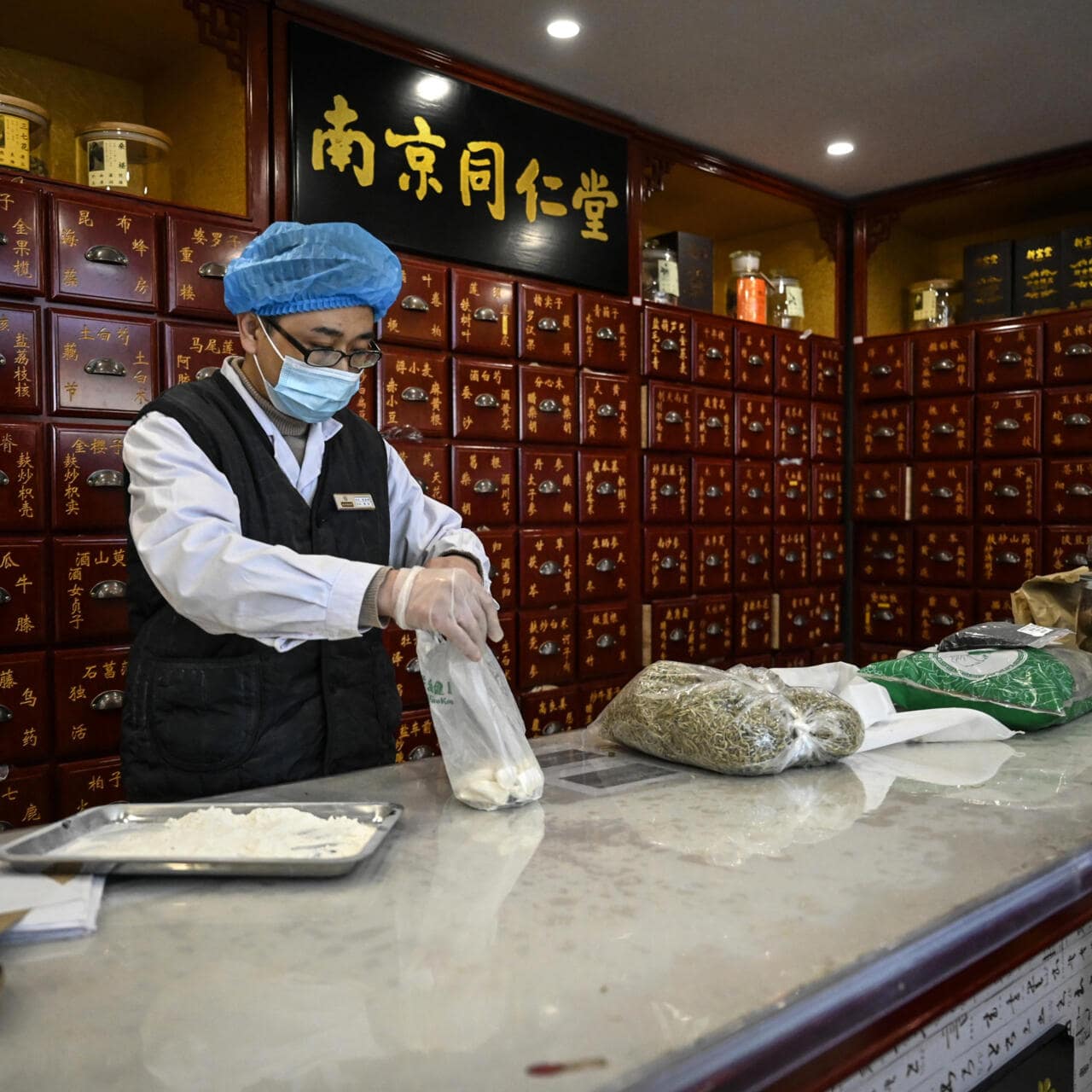 chinese-turn-to-traditional-remedies-to-fight-covid