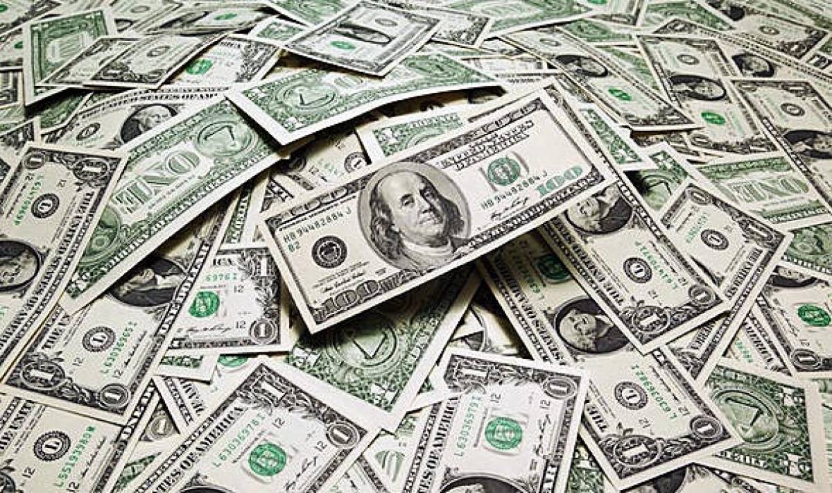 rupee-shatters-all-previous-records-falls-to-new-low-of-221-against-dollar