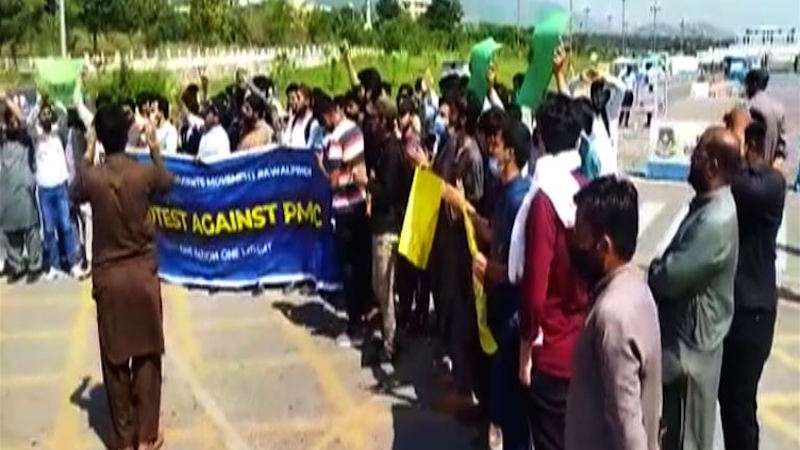 islamabad-doctors-break-into-pmc-police-baton-charge-protesters