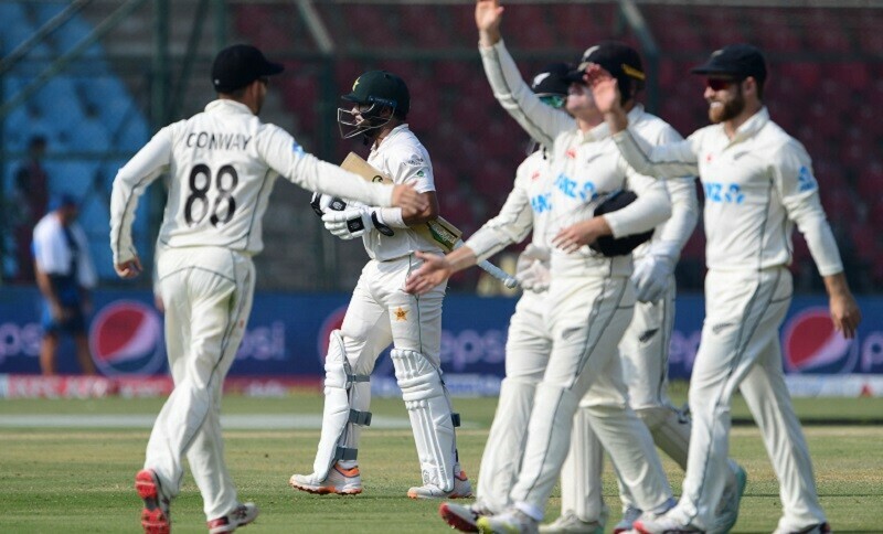 new-zealand-leave-pakistan-struggling-on-115-4-in-1st-test