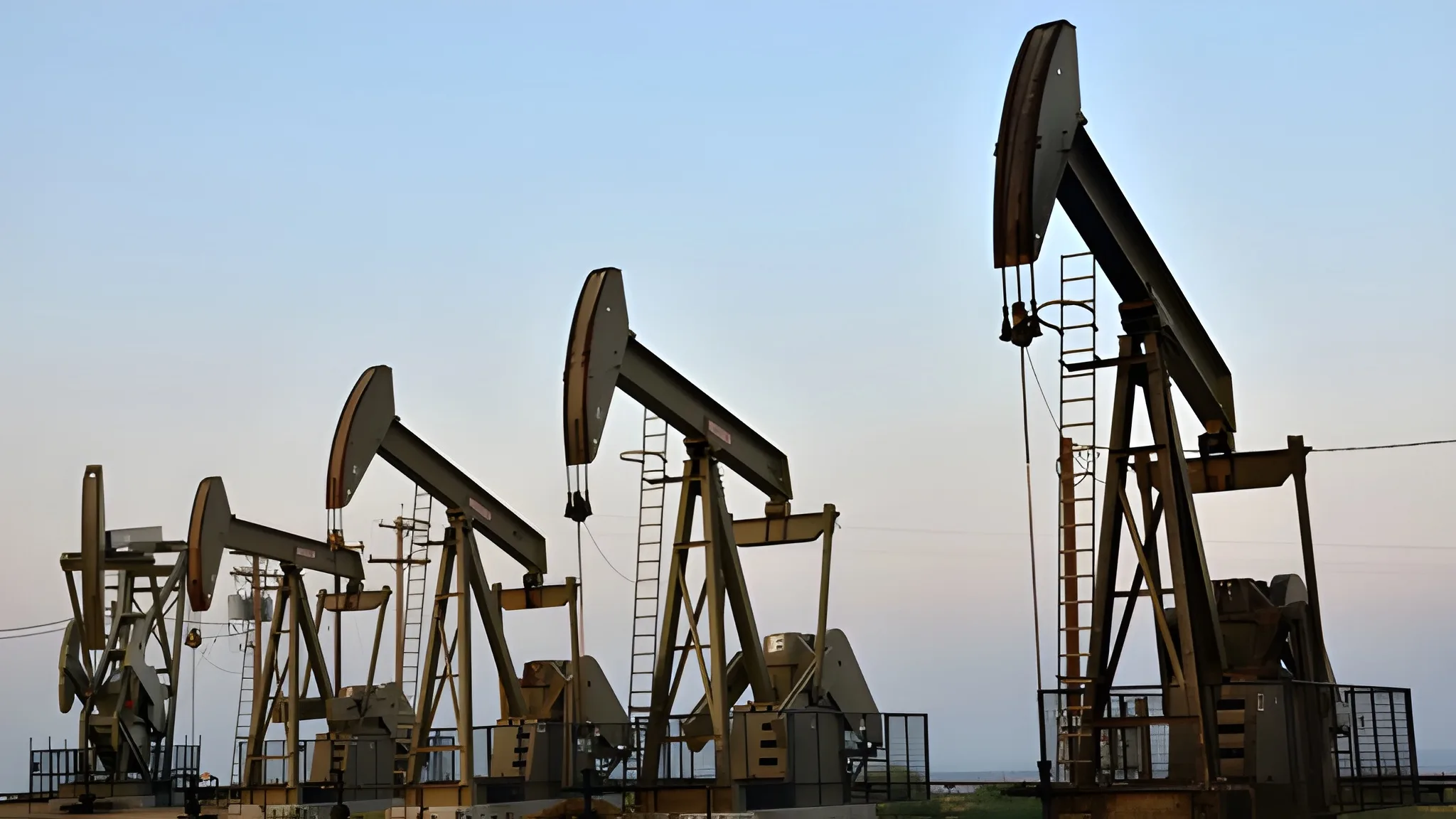 oil-rises-as-uncertainty-clouds-strait-of-hormuz-reopening