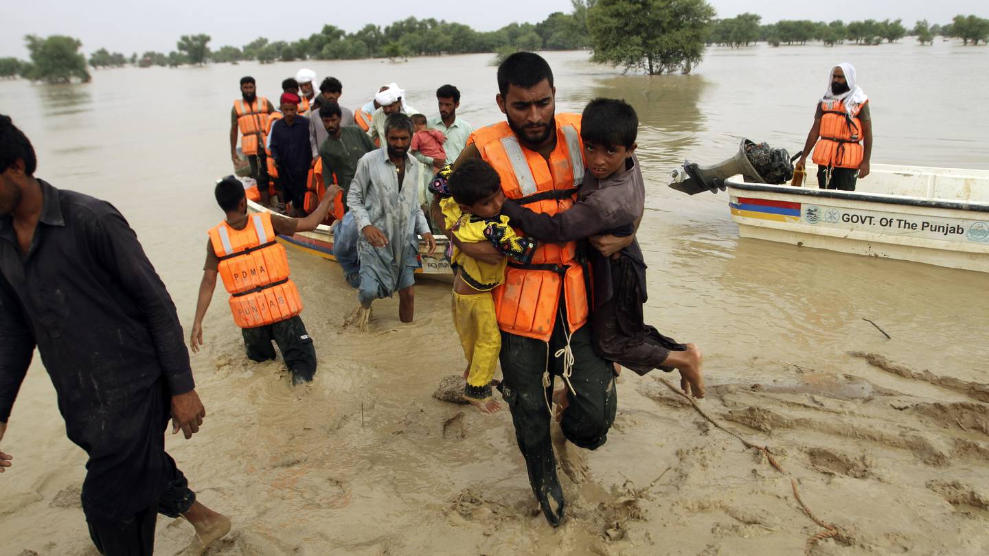 pakistan-army-rescues-flood-victims-after-boat-capsizes