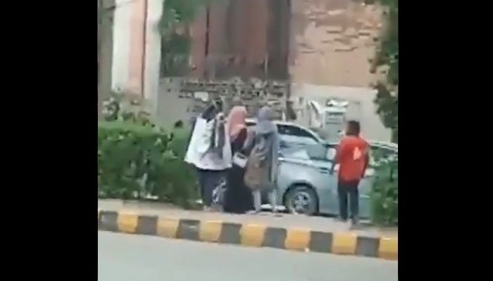 punjab-police-arrests-man-for-harassing-women-at-lahore-bus-stop