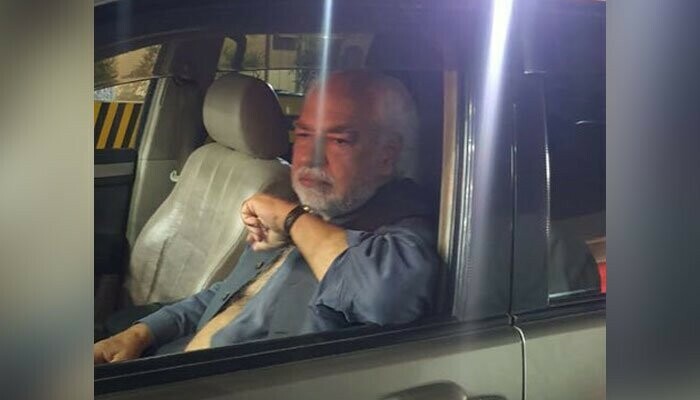veteran-journalist-ayaz-amir-assaulted-by-unidentified-men-in-lahore