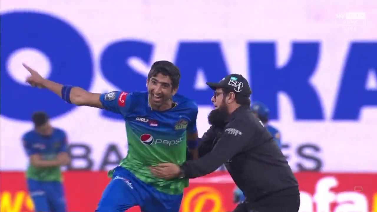 video-aleem-dar-tries-to-disrupt-shahnawaz-dahani-s-celebration