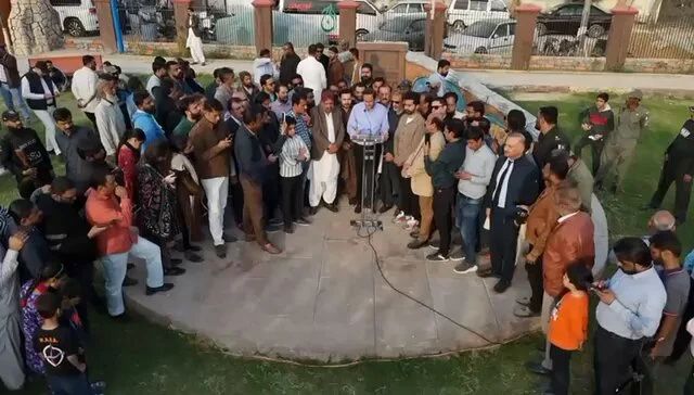 young-girl-s-appeal-moves-karachi-mayor-development-pledged-for-azizabad