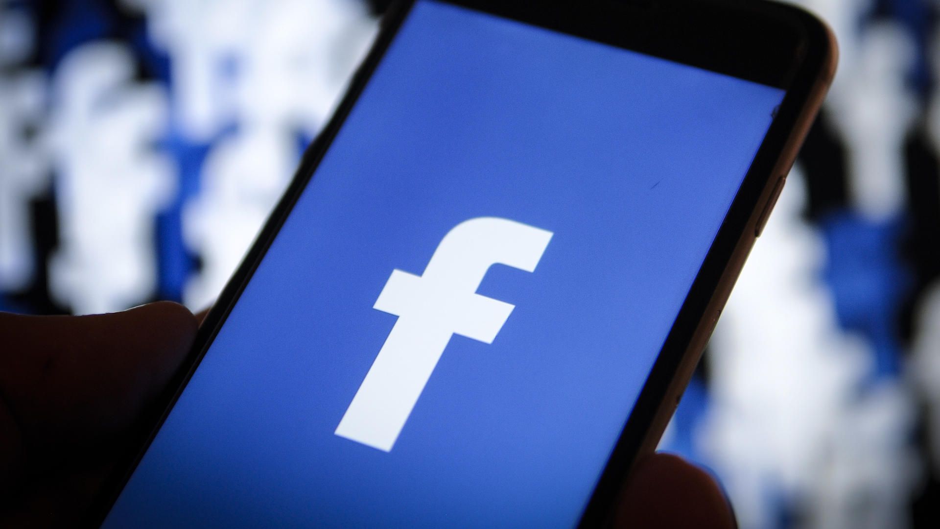 facebook-hiring-journalists-to-curate-its-new-news-tab