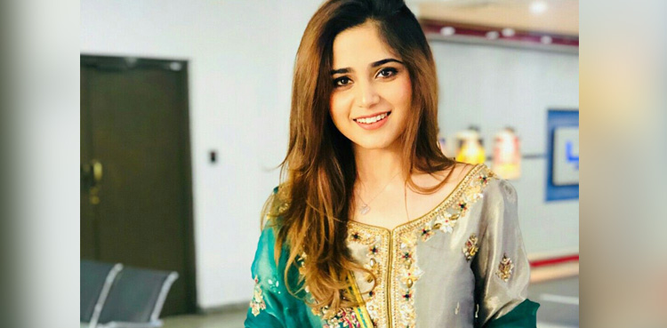 singer-aima-baig-jets-off-for-umrah-with-family